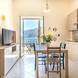 Appartamento Casetta Vista Mare In Piazza A Mondello, Palermo
